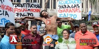 FALPO realiza crucifixión para exigir destitución del Fiscal de SFM
