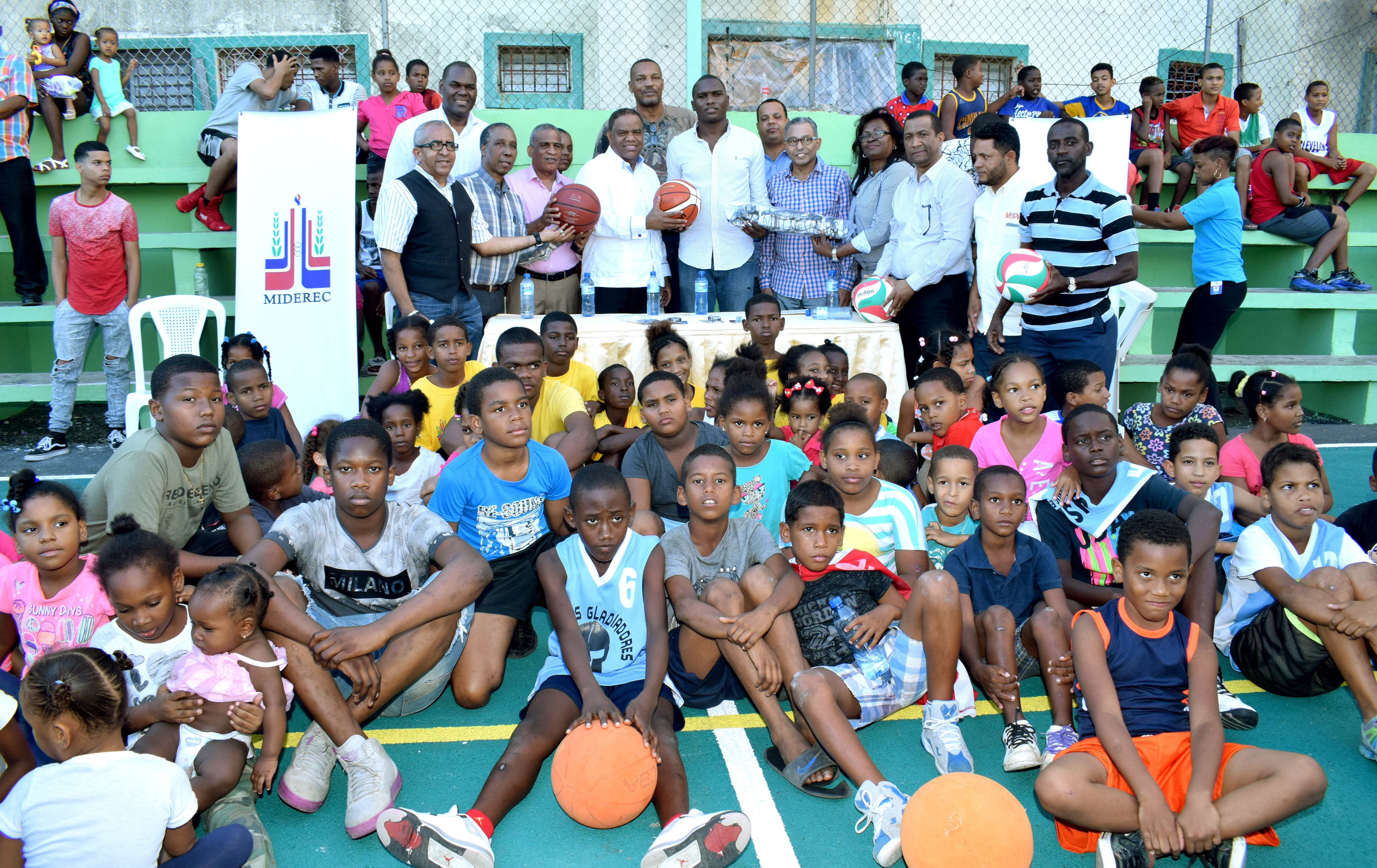 Ministro Danilo Díaz entrega tres canchas remodeladas