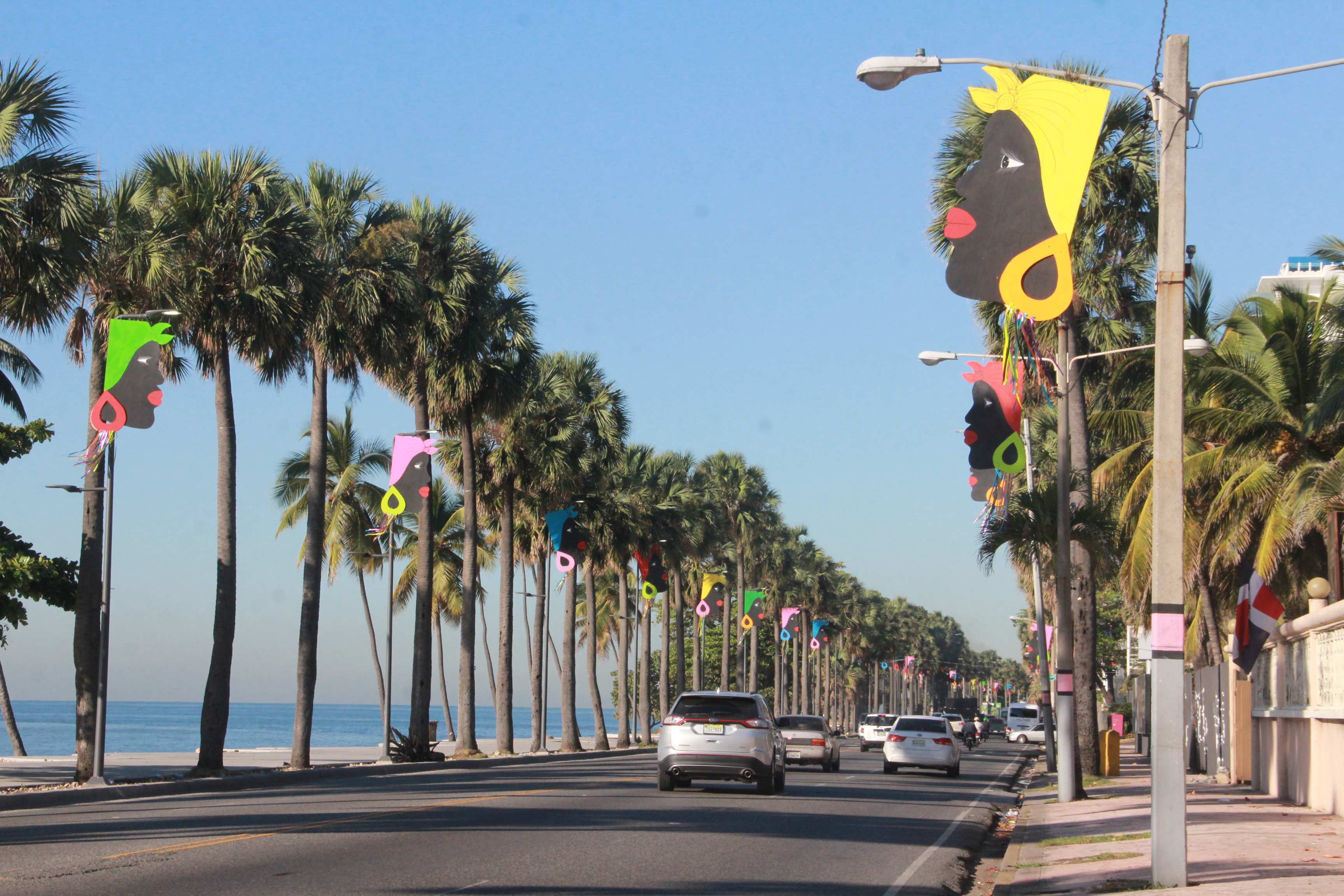 El malecón de la capital vestido de gala carnavalesca