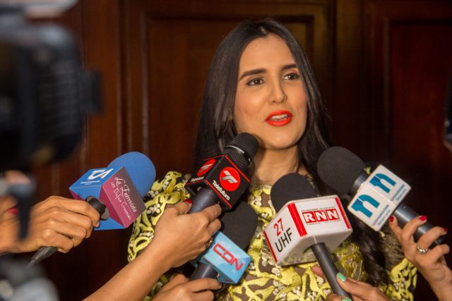 Aisha Syed habla a la franca con periodistas dominicanos