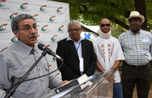 Rei Berroa pide a los escritores que “aunque los libros no se vendan, sigan escribiendo”