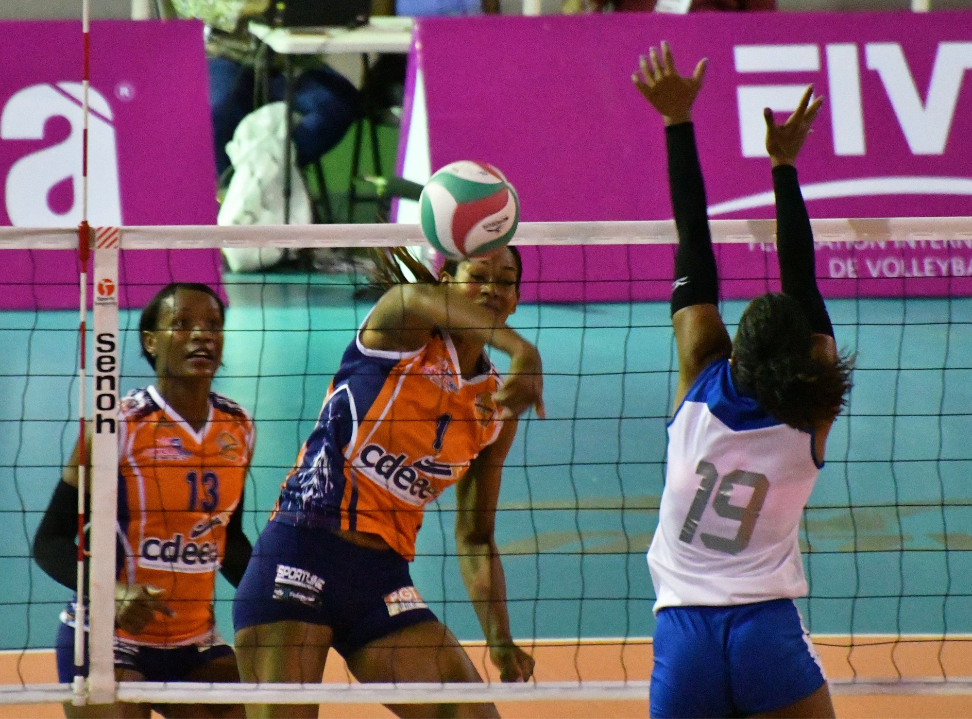 Las Caribeñas ganan duelo a las Guerreras en voleibol