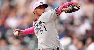 Debutante Freddy Peralta superó a Juan Marichal