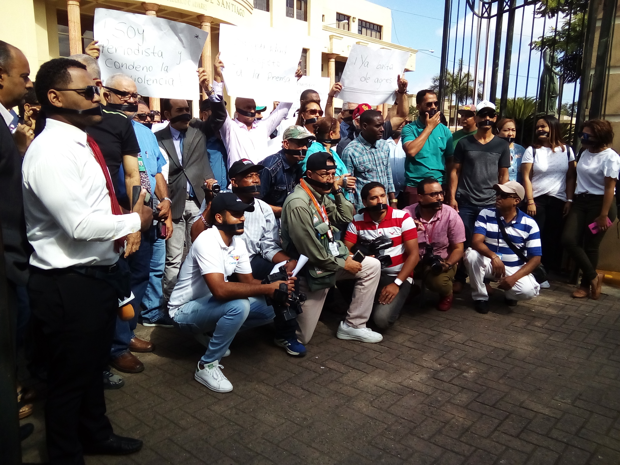 Periodistas en Santiago protestan y piden al gobierno garantía para su ejercicio