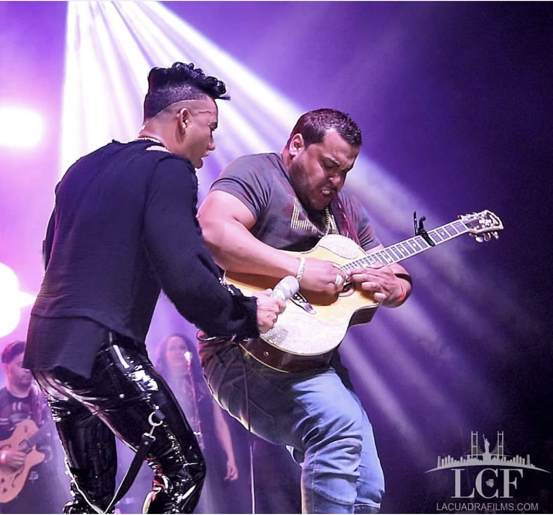 Elvis Martínez ofrece exitoso concierto en el Teatro United Palace de Nueva York