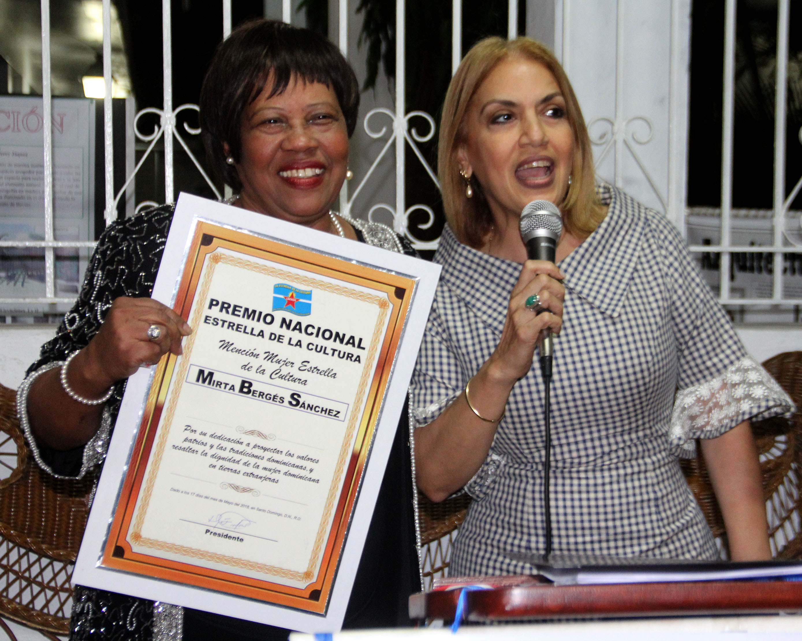 Profesora Mirtha Bergés es reconocida por Mercy Jacquez