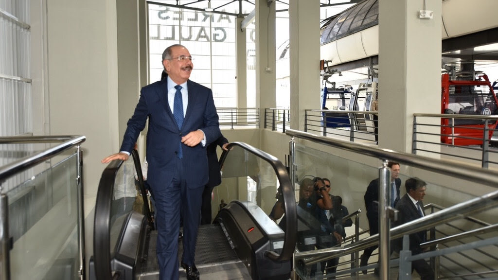 Ya el teleférico va y viene cargado de gente