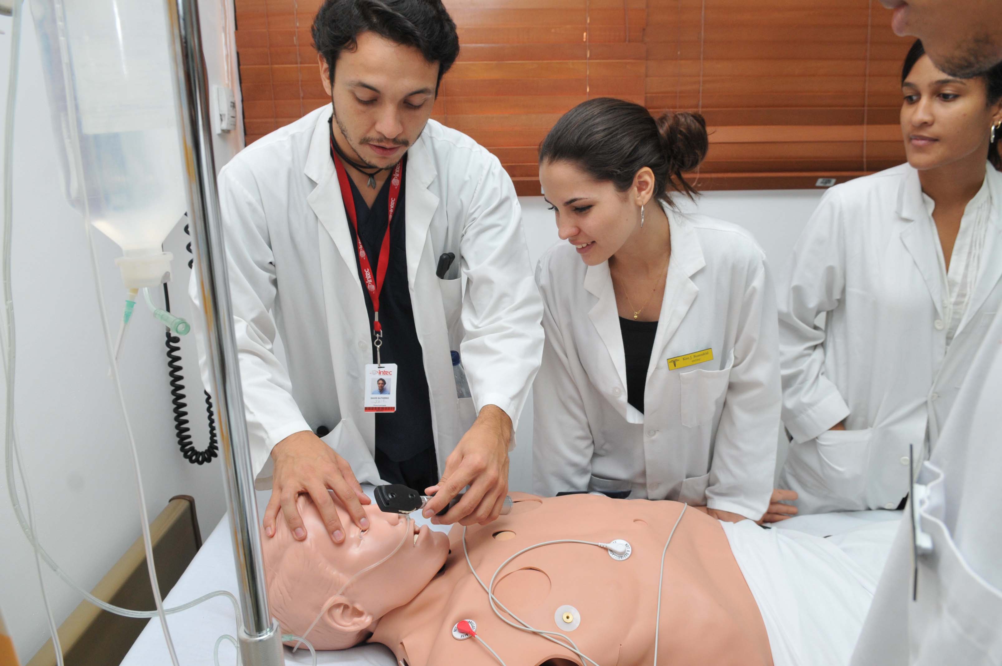 INTEC ofrece préstamos federales a estadounidenses para la carrera de medicina