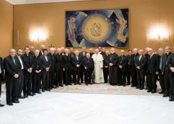 Los 34 obispos chilenos renuncian en medio de escándalo sexual