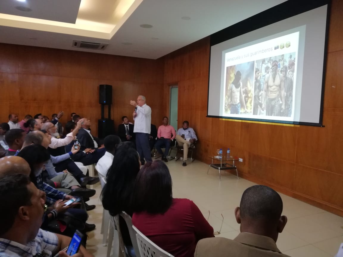 Blogueros y twiteros alineados con Leonel Fernández