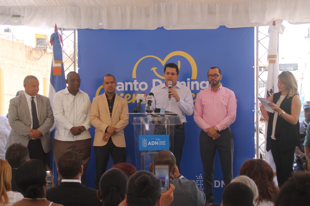 Alcalde David Collado entrega conjunto de obras comunitarias