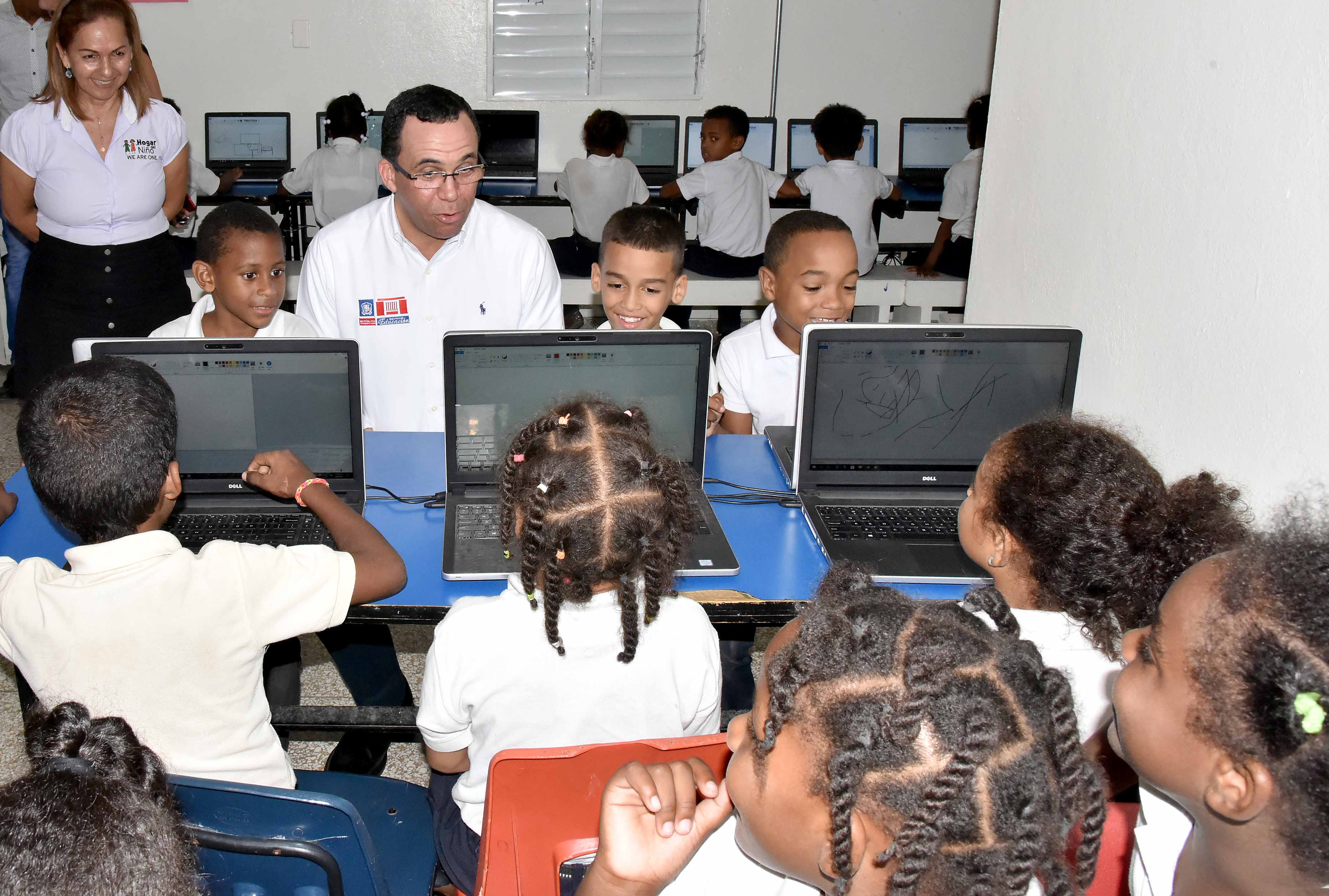 Andrés Navarro firma convenio para proteger niñez en La Romana