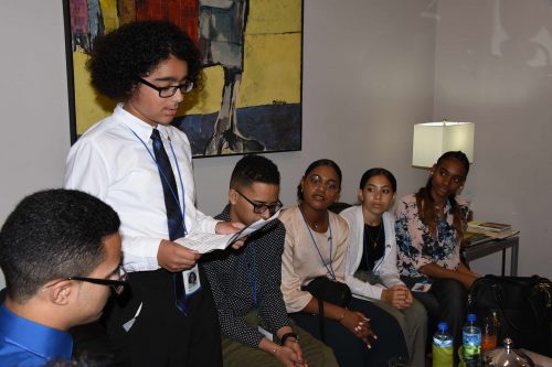 Estudiantes meritorios nacidos en EE.UU. desean conocer sobre la cultura dominicana