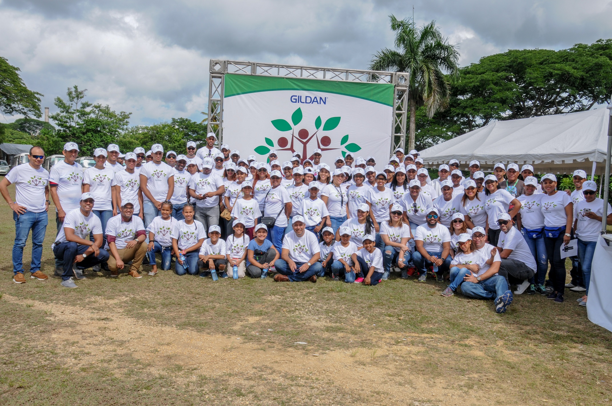 4,000 plantas fueron sembradas por voluntarios de Gildan