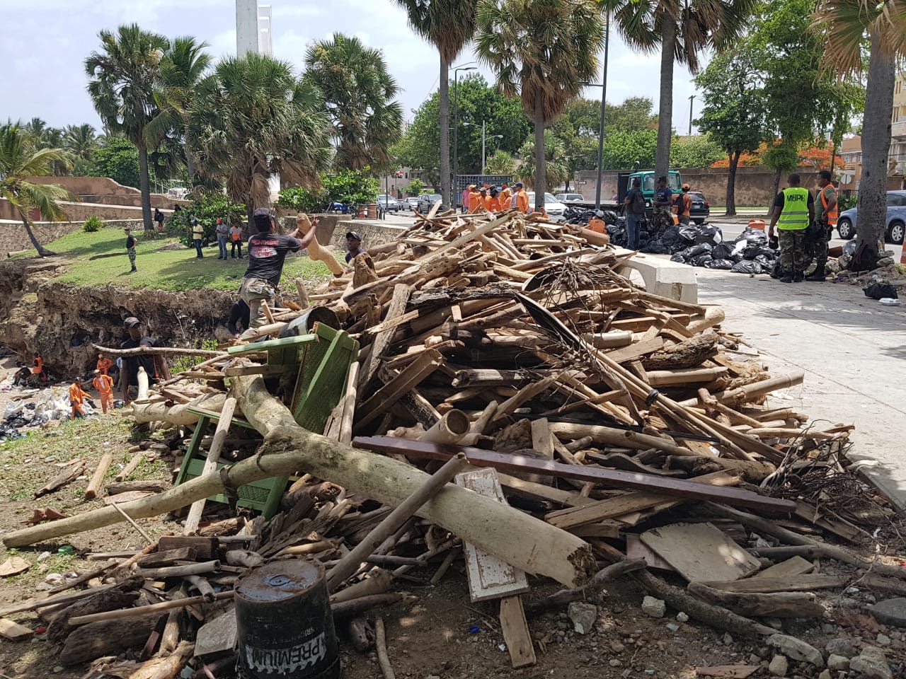 Ya van más de 300 toneladas de basura retiradas del malecón