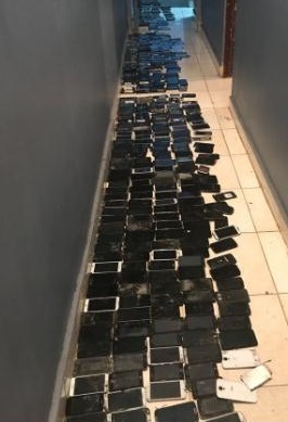 Policía apresa varios hombres con 406 teléfonos celulares