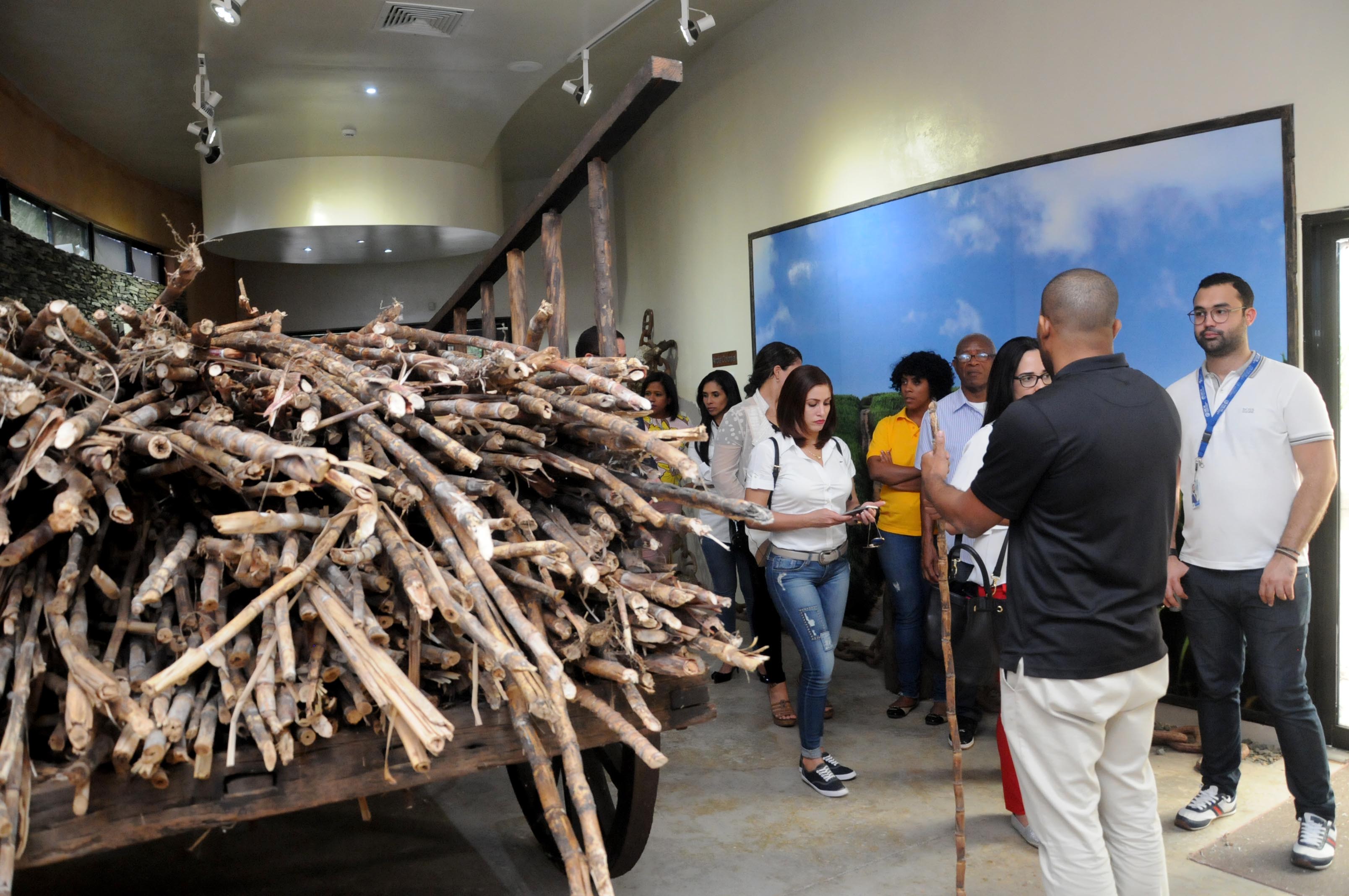Delegación del MICM recorre instalaciones de Industrias Barceló