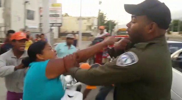 Someten a la justicia mujer agredió agente de la DIGESETT en Santiago