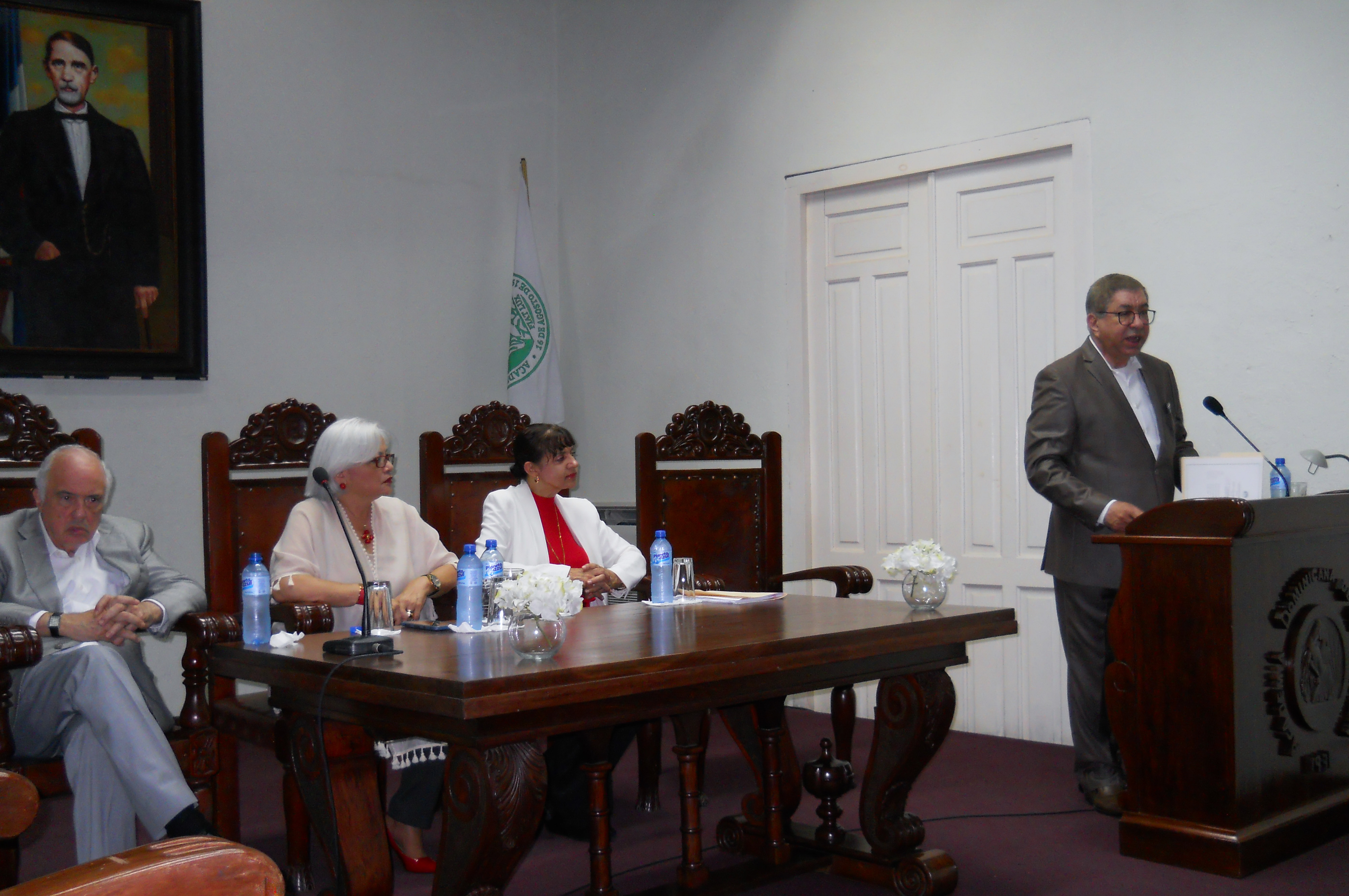 Analizan  crisis bancarias dominicanas de la década perdida