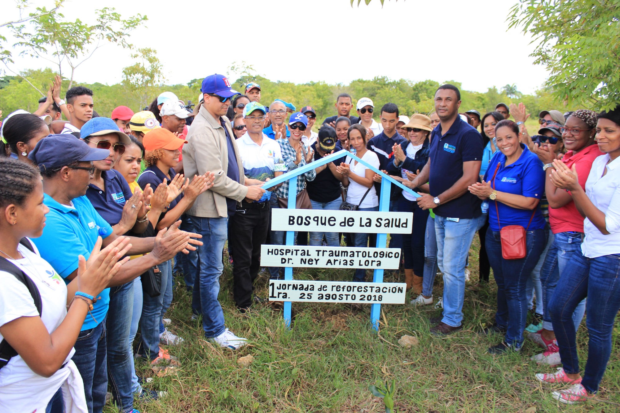 Hospital Ney Arias Lora siembra cientos de árboles