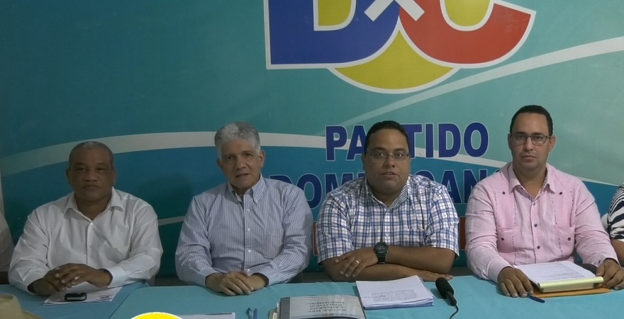 DxC pide a las autoridades investigar denuncia sobre retrasos entrega de uniformes escolares.