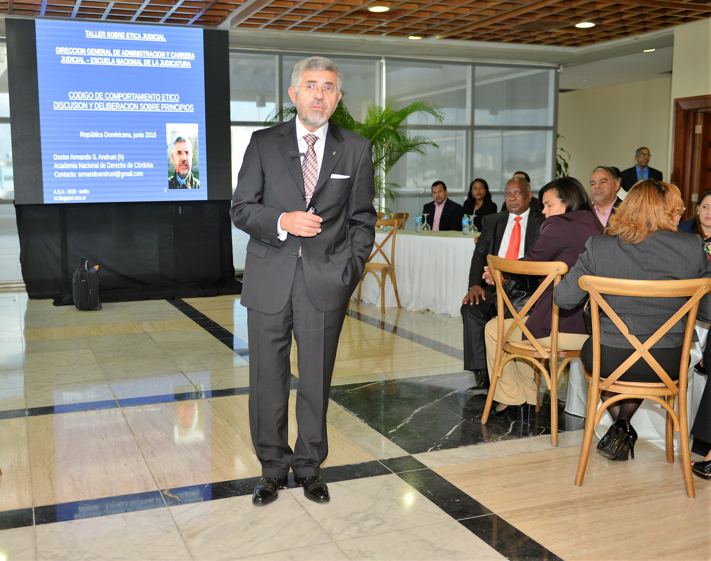 Jueces conversan sobre su compromiso ético