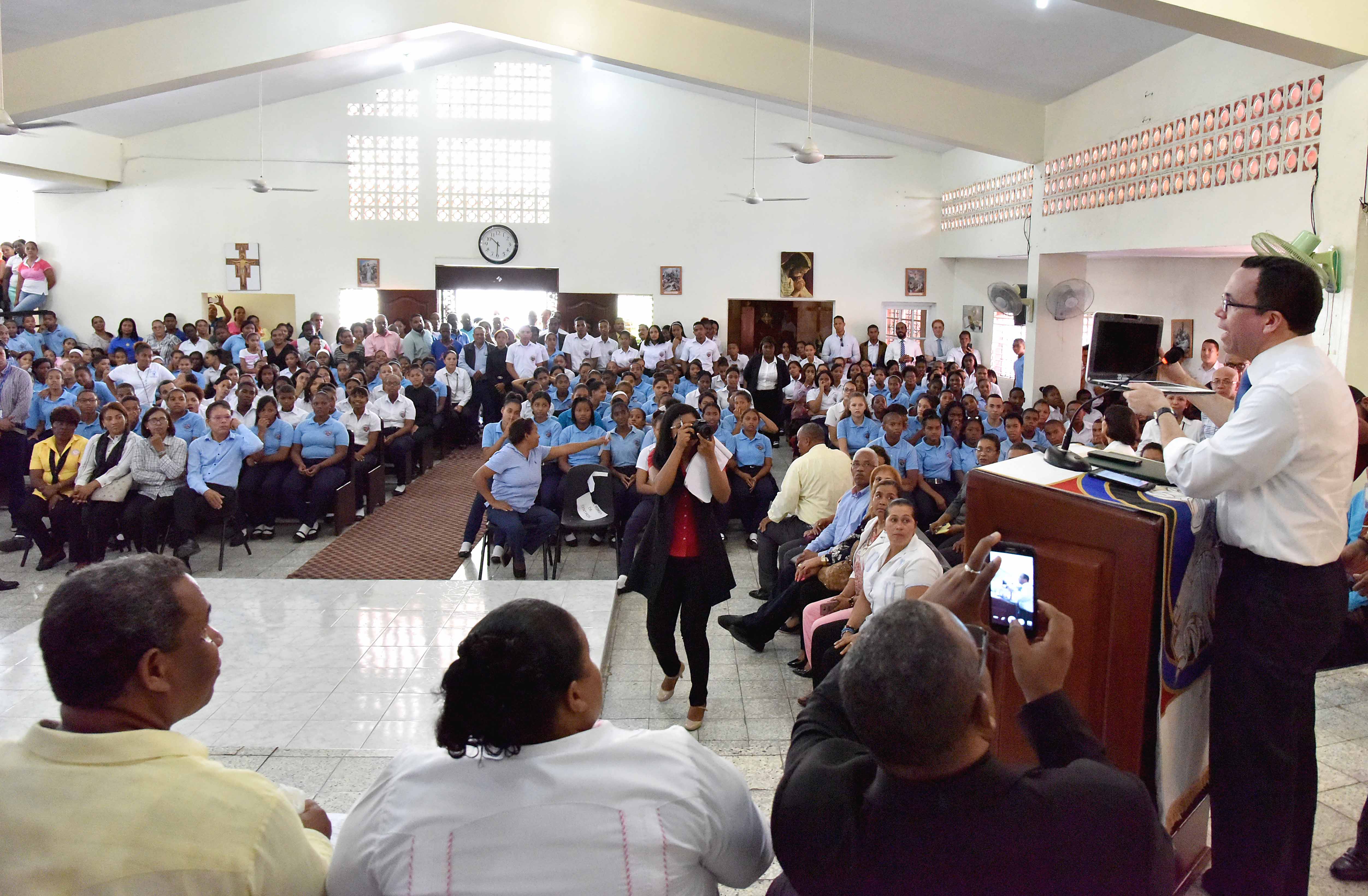 Navarro encabeza encuentros con comunidad educativa en Capotillo y Simón Bolívar