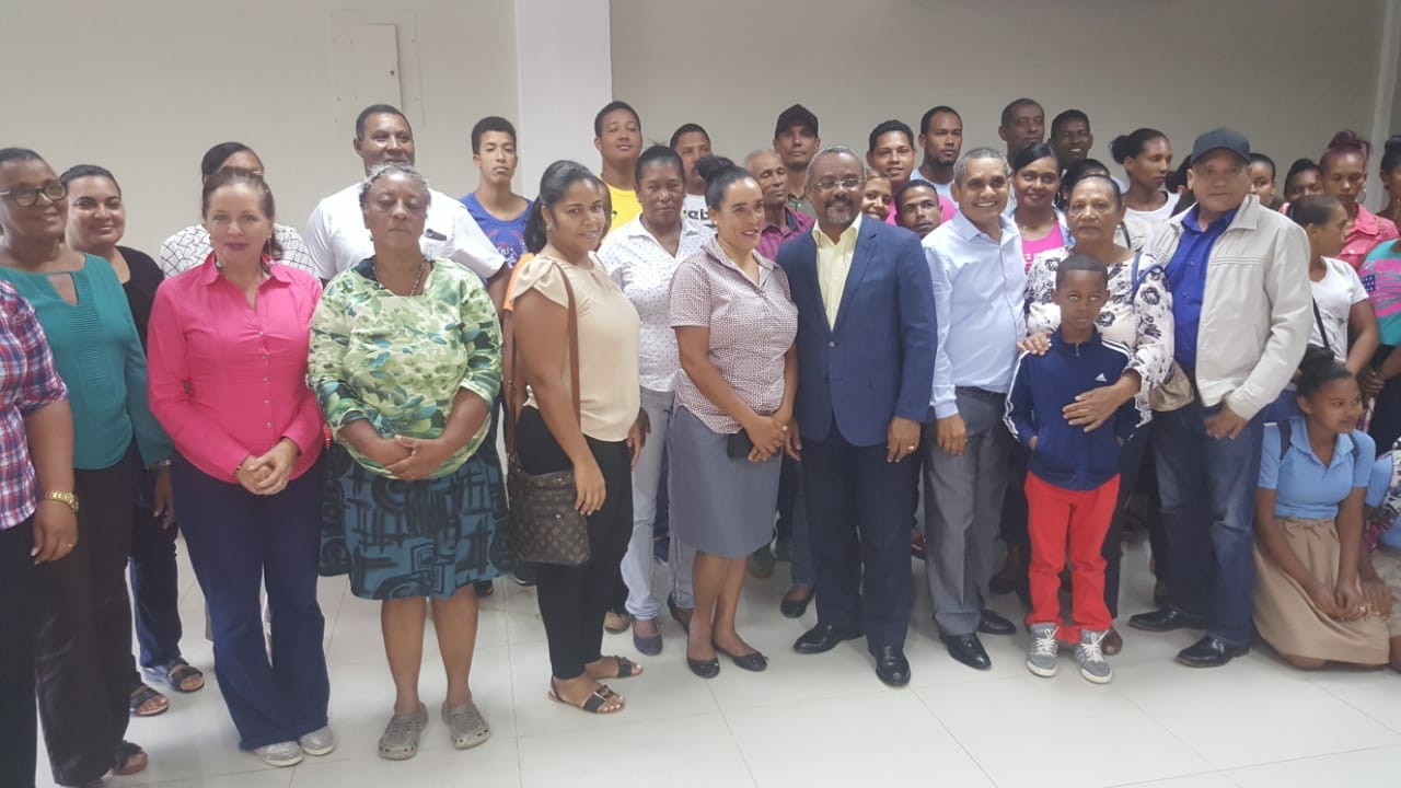 Director de CENADARTE felicita artesanos que viajarán a ferias en Europa