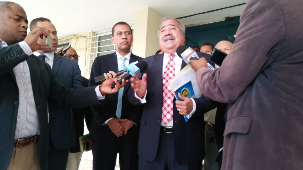 Dirigentes PRD entregan carta al  Tribunal Constitucional