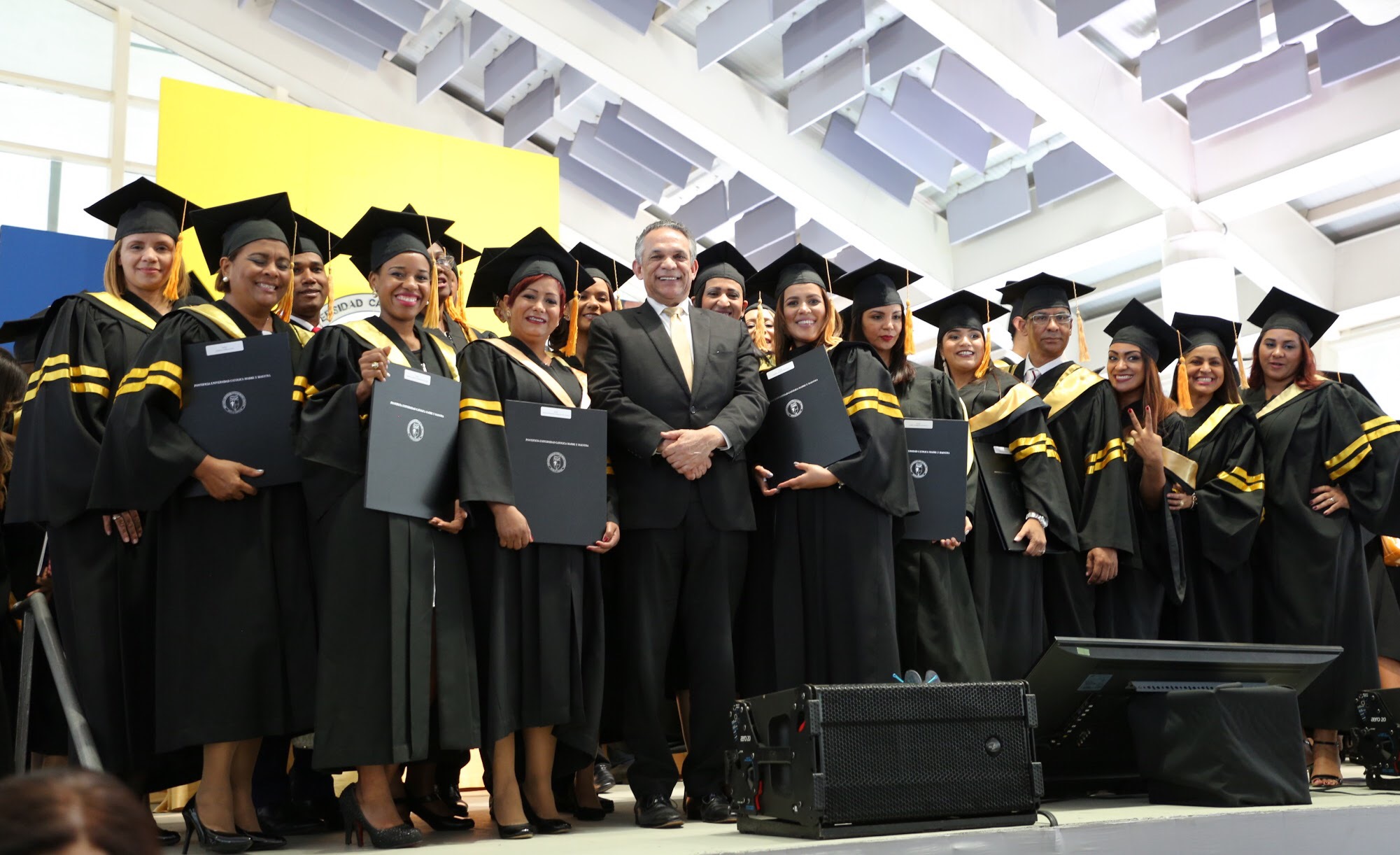 PUCMM gradúa 26 funcionarios en gestión pública