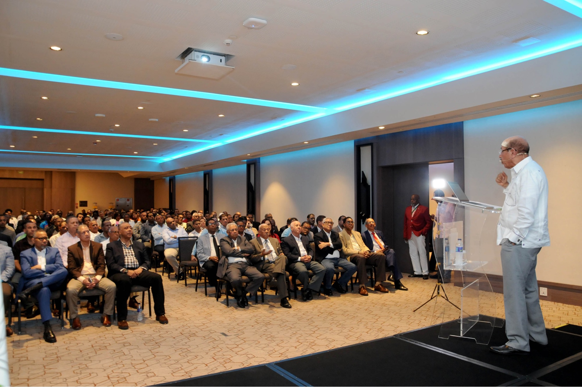 Montás llama a prestarle atención a las proyecciones de reducción del crecimiento económico mundial