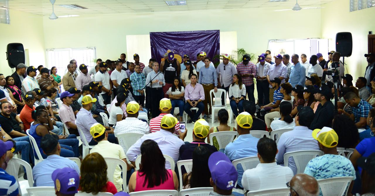 Reinaldo exhorta a jóvenes a vincularse a la política