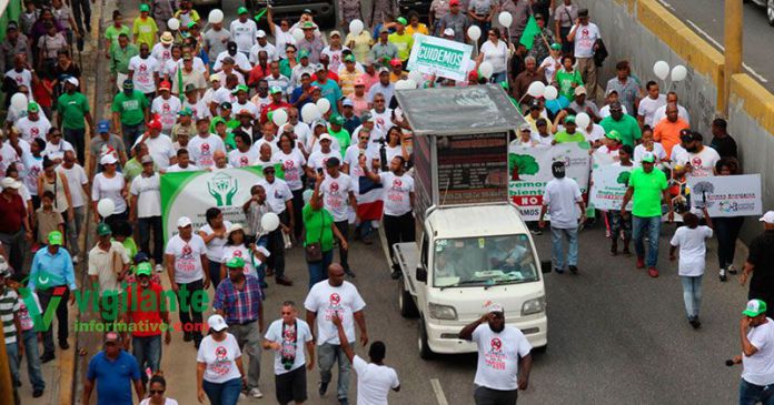 Cientos marchan en contra de terminal de autobuses