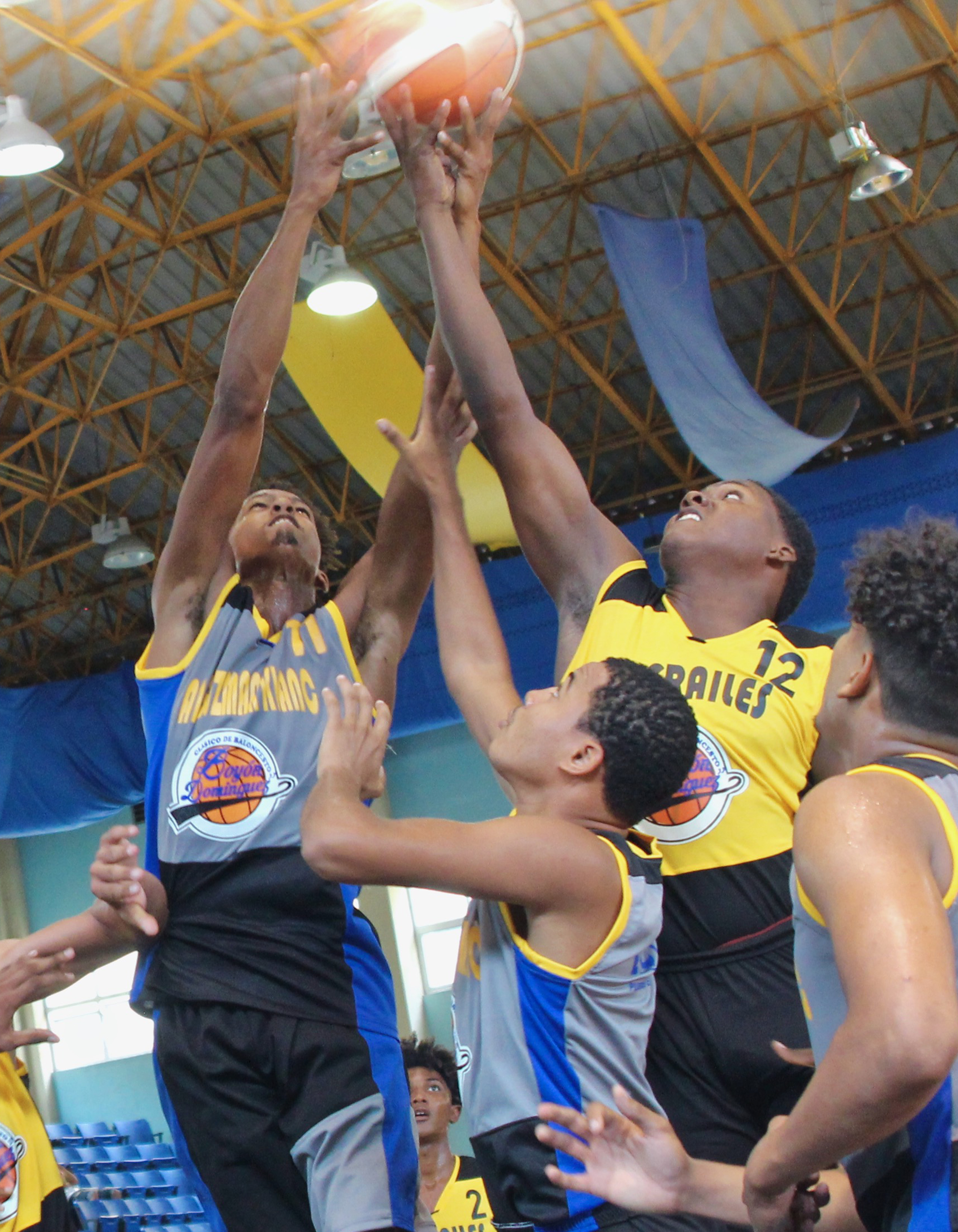 Iván Guzmán Klang y Víctor Burgos triunfan Clásico Basket U-25 Boyón Domínguez