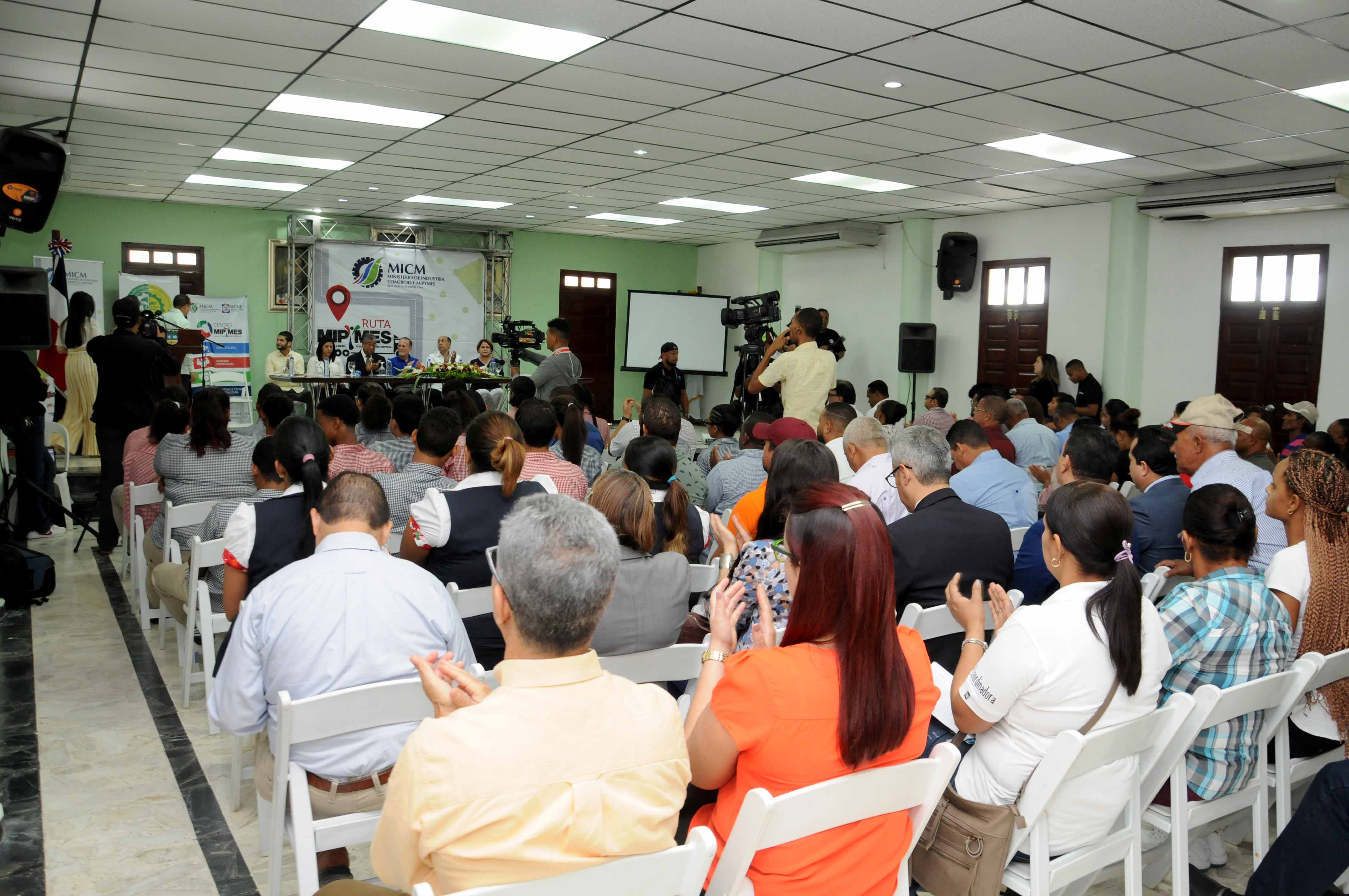 Emprendedores y estudiantes de Salcedo aprovechan servicios de Ruta Mipymes