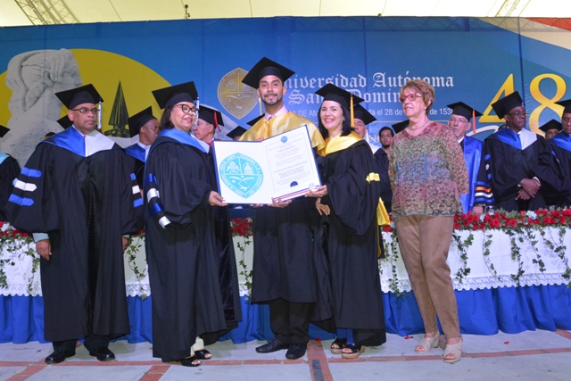 Invisten mil 459 nuevos profesionales en el 480 Aniversario de la UASD