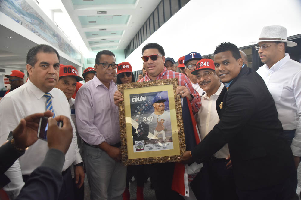 ACDPOP reconoce a Bartolo Colón a su llegada al país