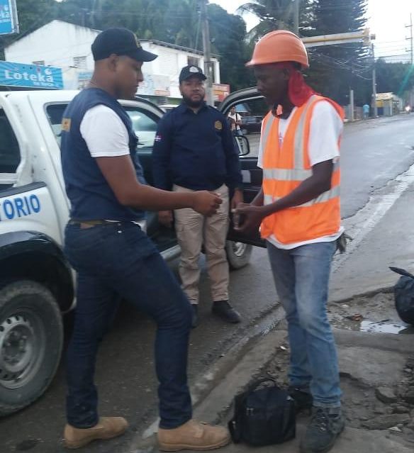 Migración ataja a mil 100 haitianos en la frontera y lo devuelve hacia Haití