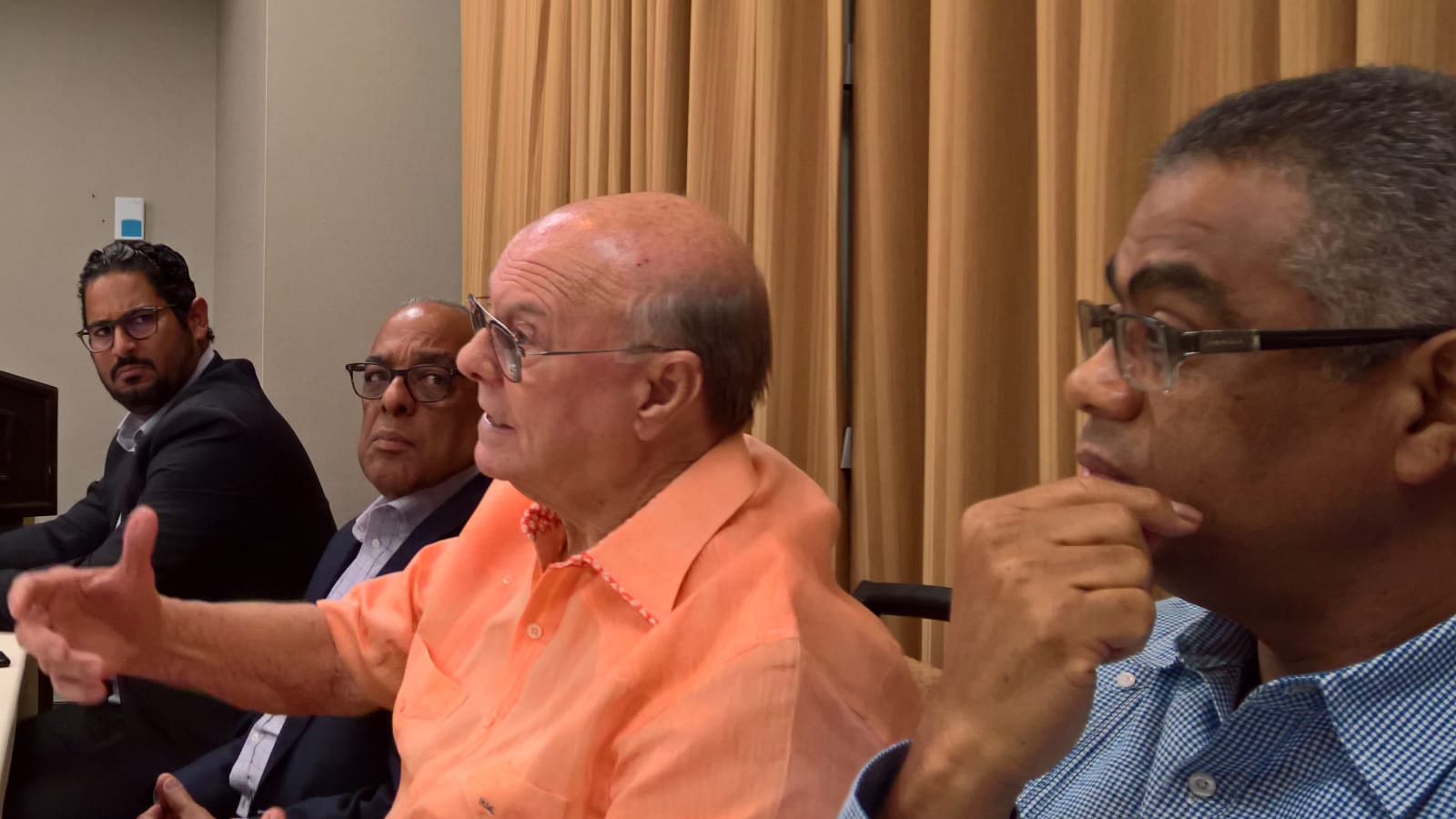 Hipólito Mejía viajó hoy a Estados Unidos