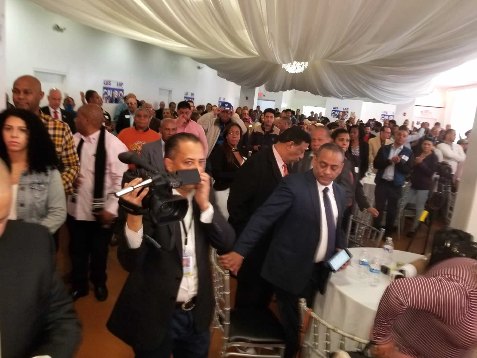 De León afirma que Luis Abinader tiene una supremacía imbatible en el exterior