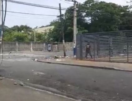 UASD vive ambiente de caos por protestas de estudiantes