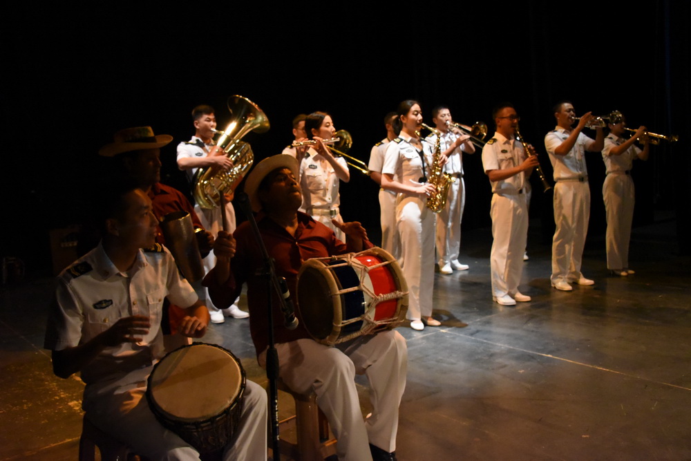 Artistas participan en acto de hermandad domínico-china