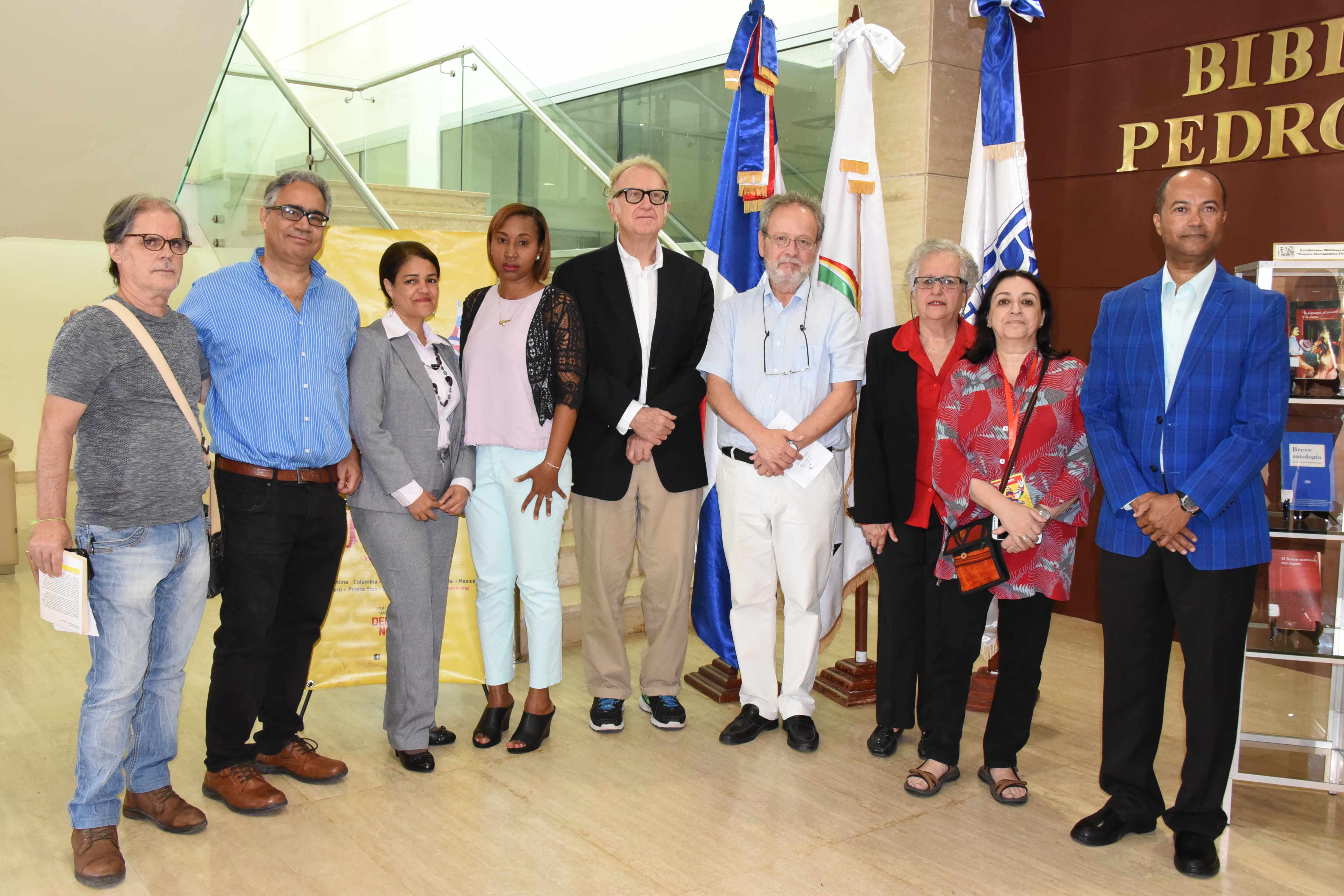 Cultura inaugura una muestra bibliográfica del poeta Hernández Franco