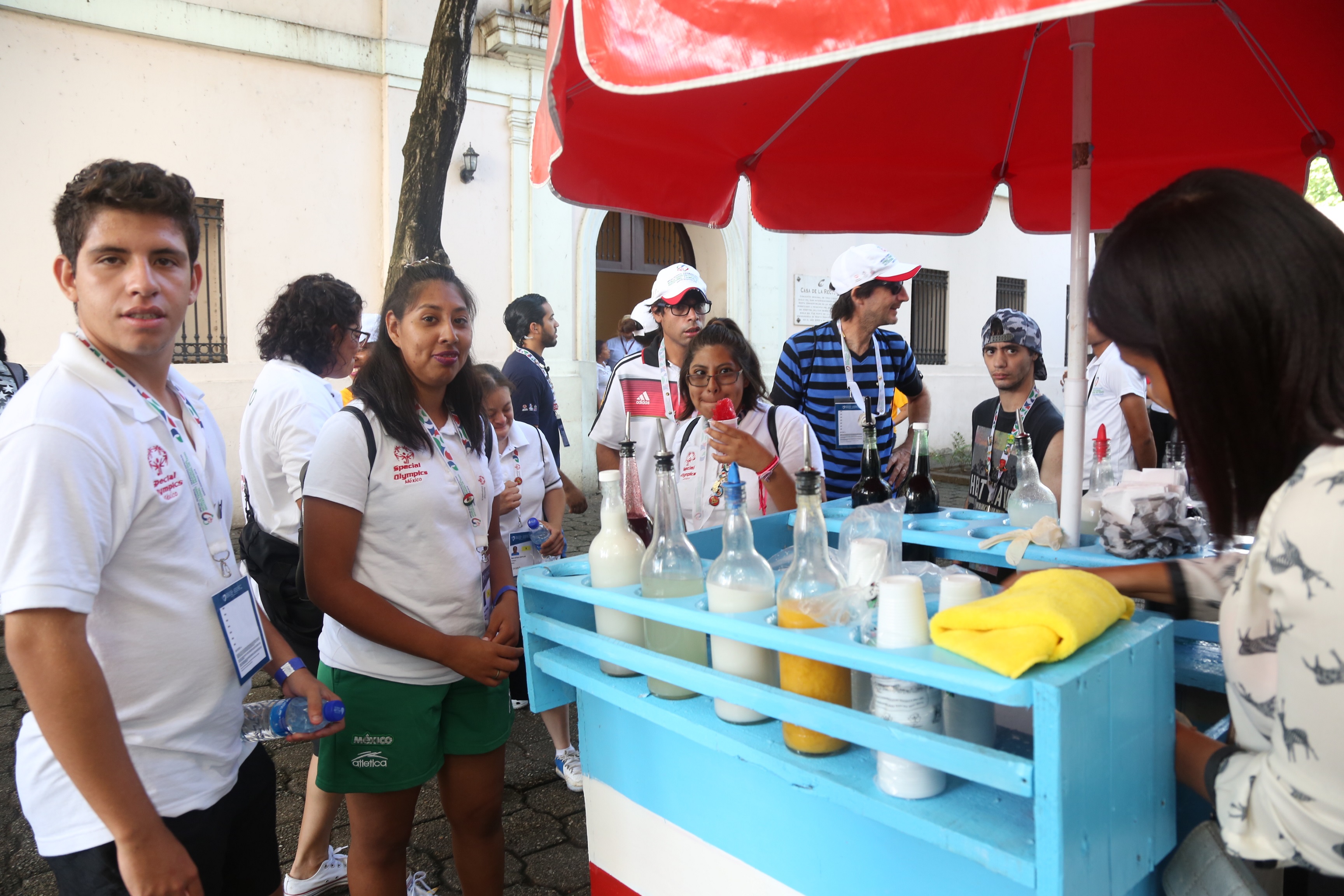 En un ambiente festivo reciben atletas de Olimpiadas Especiales en la Ciudad Colonial
