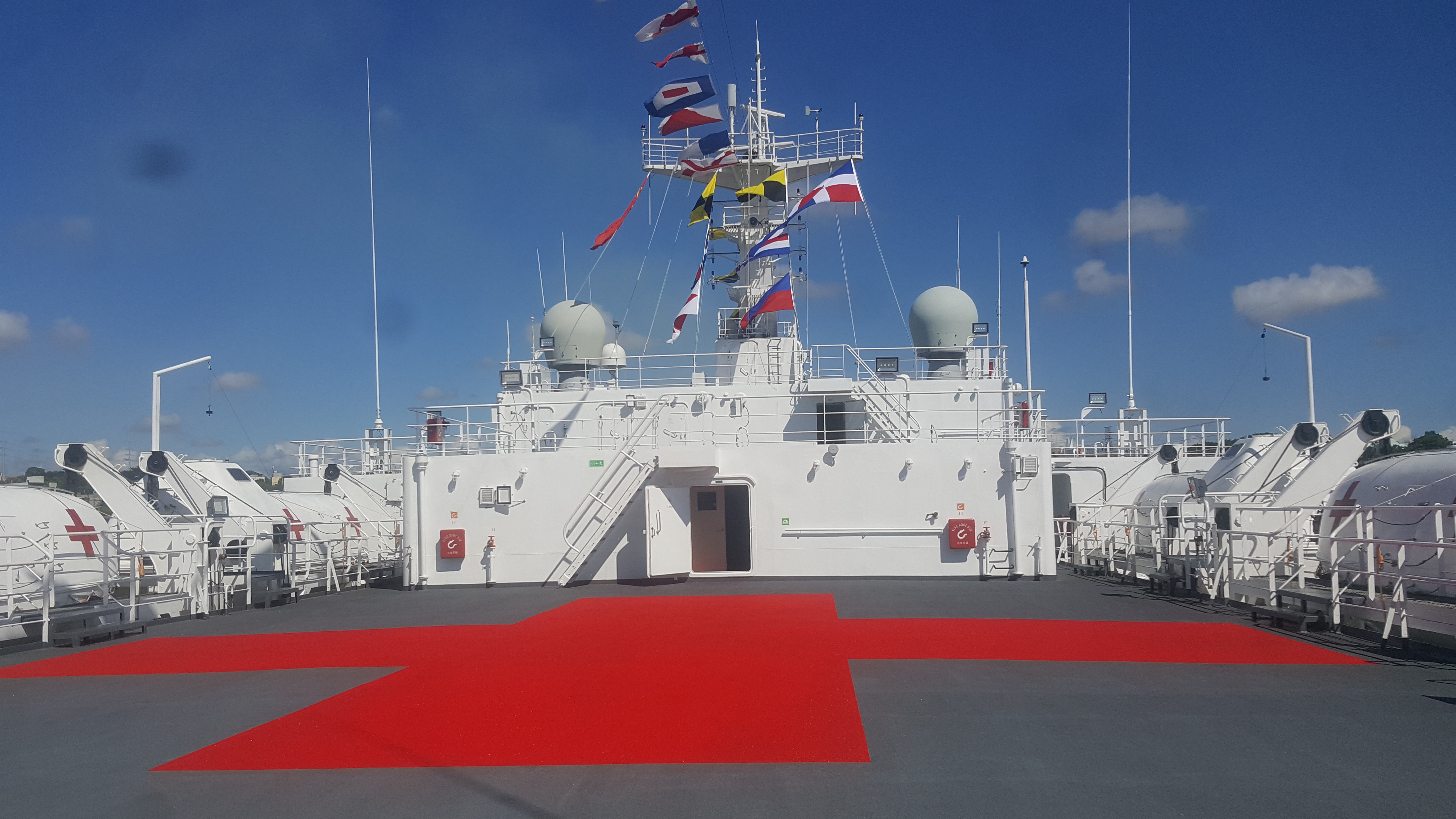 Dan la bienvenida a el “Arca de la Paz” buque Hospital Chino