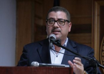 Cesar Fernández presenta  proyecto RD2044 en Azua