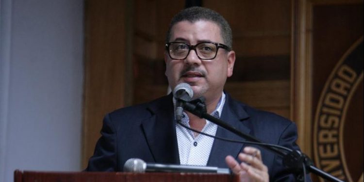 Cesar Fernández presenta  proyecto RD2044 en Azua