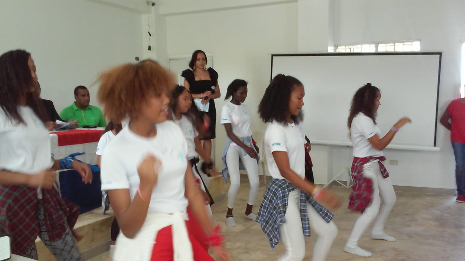 Niños de Mella reciben con alegría Club CEPESAMAM