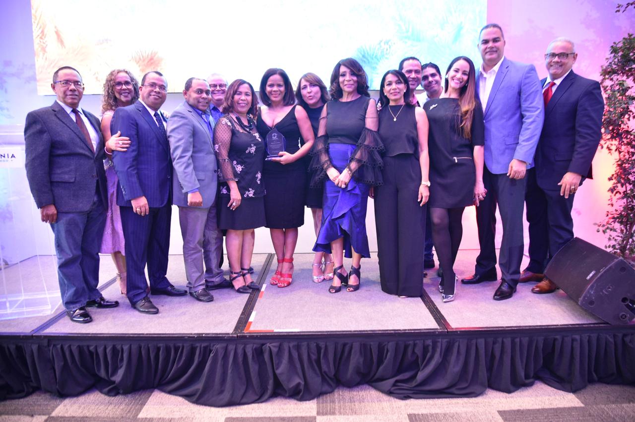 Señales TV reconoce a la periodista y escritora Marivell Contreras