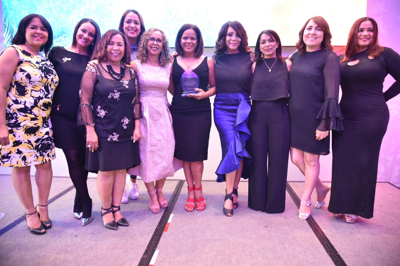 Señales TV reconoce a la periodista y escritora Marivell Contreras